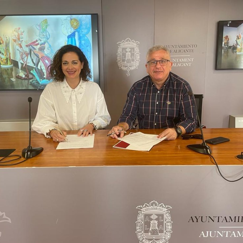 La Concejalía de Cultura y la Federació de Fogueres firman un convenio para que la Lonja acoja la Exposición del Ninot hasta 2024