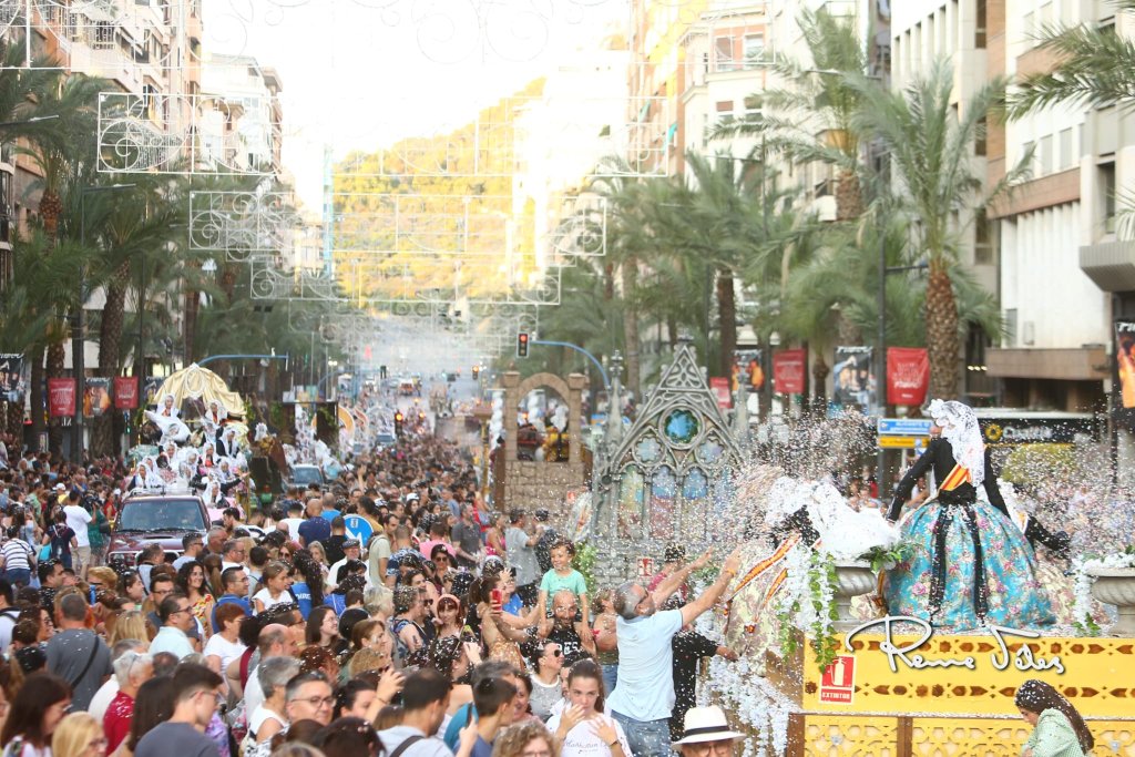 2.000 kilos de confeti llenan de color y alegría el centro de Alicante