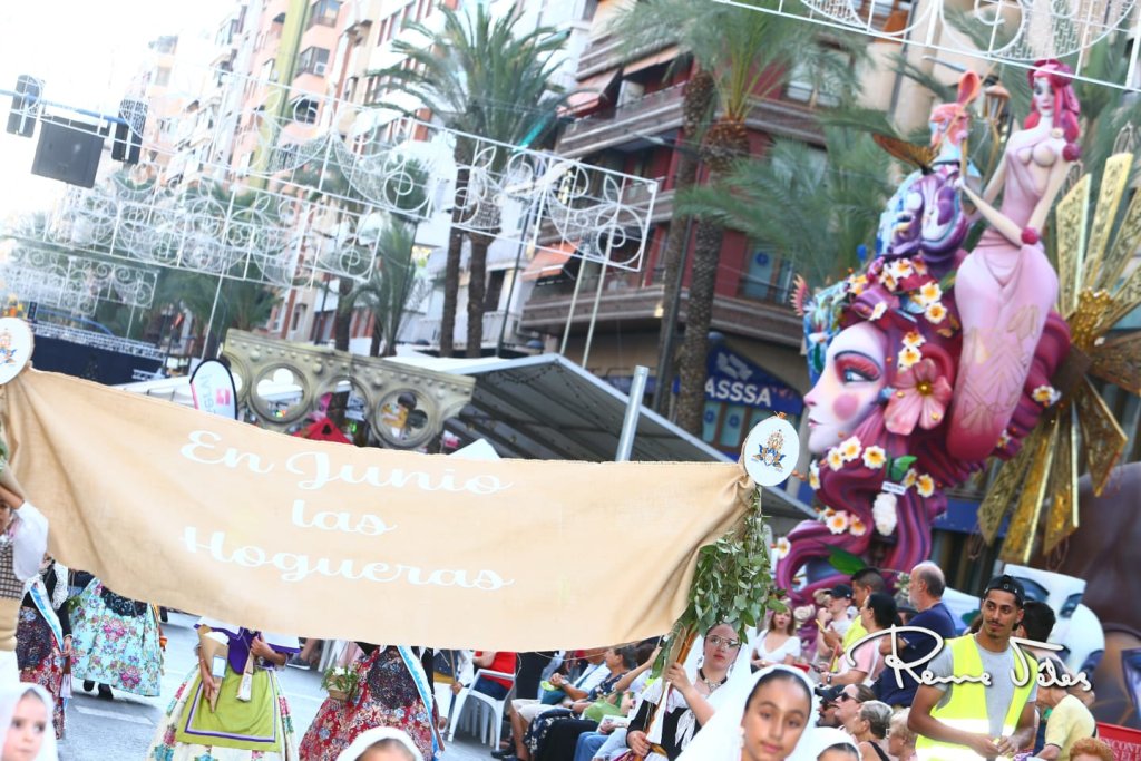 Más de 10.000 personas entregan sus ramos a la Virgen del Remedio