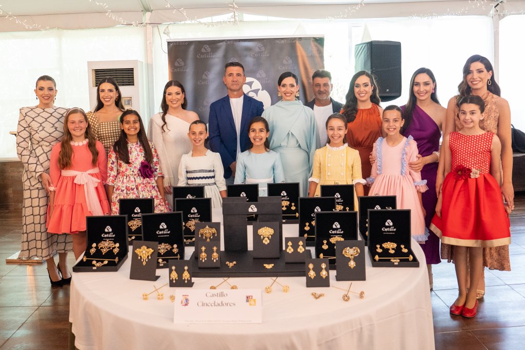 Presentada la indumentaria oficial de les bellees del foc d’Alacant 2026 i les seues dames d’honor